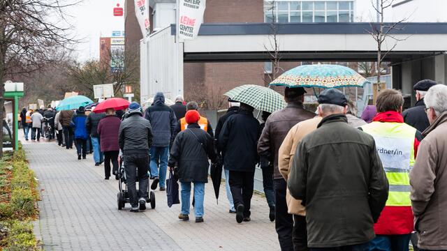 Nach der Veranstaltung vor dem Rathaus bewegt sich der Demonstrationszug rund um das Leine Center