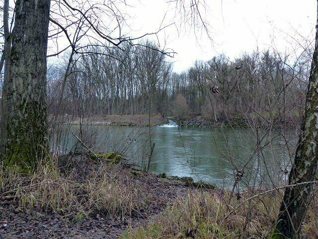 gegenüber plätschert Wasser ....