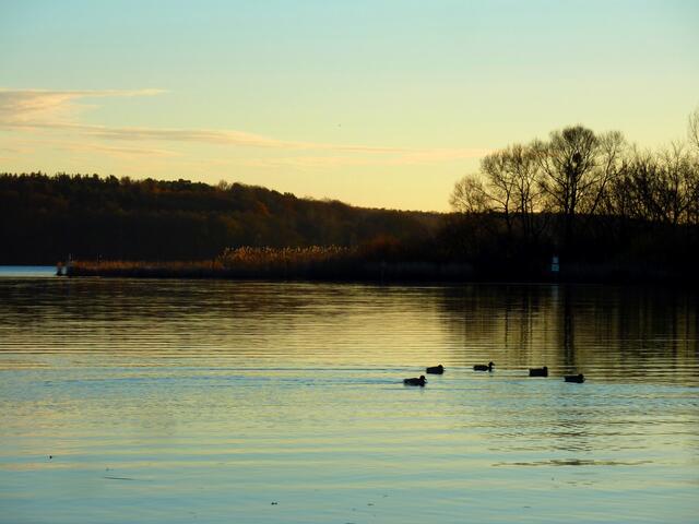 Himmel und See färben sich.