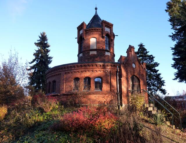 Gebäude neben dem Wasserturm