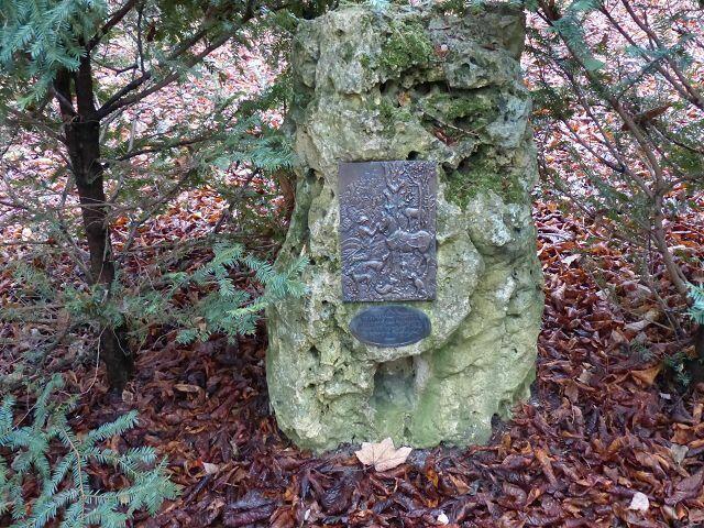 ein Gedenkstein - mitten im "Stadtwald"