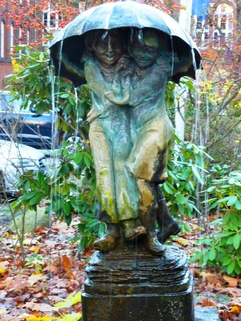 Lustiger Springbrunnen vor dem Hotel
