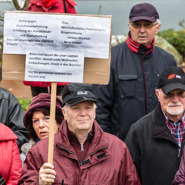 Ernste Gesichter, ernster Protest