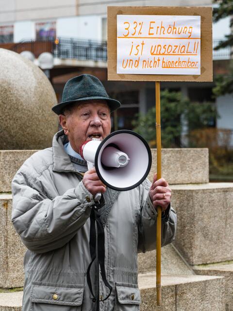 Nachdem der Demonstrationszug das Leine Center umrundet hat, treffen sich die Bürger ein zweites Mal vor dem Laatzener Rathaus. Redner vom Forum 2014: Hermann Ricke