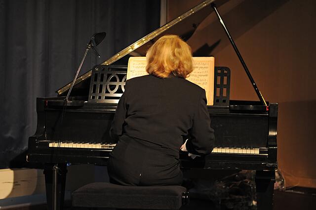 ... während Tamara Shevchenko die Pausen musikalisch füllt