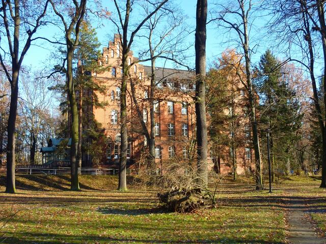Dieses Stiftungsgebäude ist gut in die Landschaft integriert.
