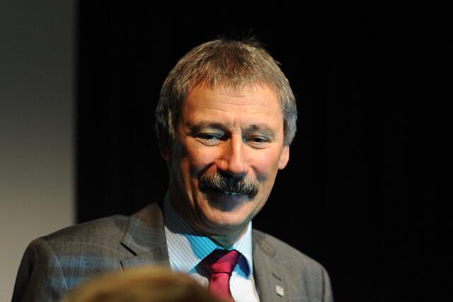 Bezirksbürgermeister Harry Grunenberg spricht einleitende Worte