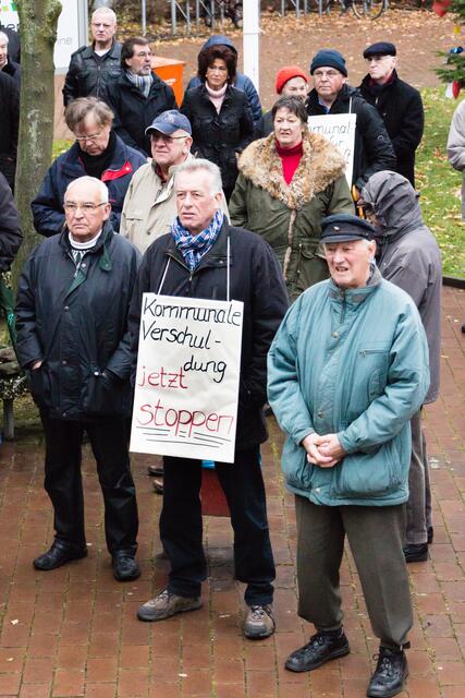 Demonstranten mit Protestplakaten