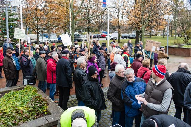 Die Bürger finden sich vor dem Rathaus ein