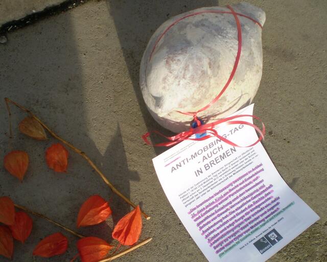 Bremen, 2. Dezember 2013, ab 11.55 Uhr: Bremer Schultaube mit der BAKI-Information zur Veranstaltung der SPARKASSE BREMEN am 14. März 2013 zum Ideenwettbewerb "Bremen macht Helden 2013"