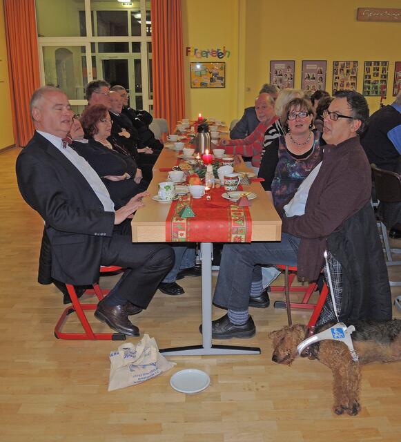 Der Promitisch mit Herrn Prinz, Bürgermeister Stadt Laatzen, Rats- und Ortsrat- Seniorenbeiratsmitglieder sowie die Feuerwehr - als Brandwache | Foto: Th.Prinz - freigegeben - ohne Vermerk
