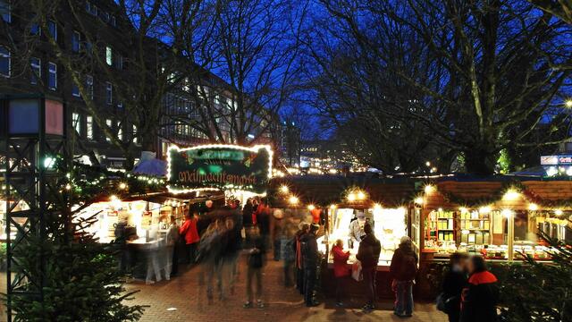 Die weihnachtliche Dekoration durch Girlanden verbindet die Buden auf dem Holstenplatz..