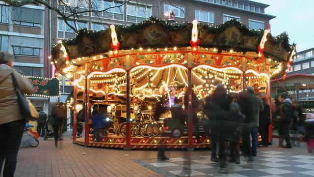 Auf dem Holstenplatz bietet das Kinderkarussell den jüngsten Weihnachtsmarktbesuchern ein Fahrvergnügen.