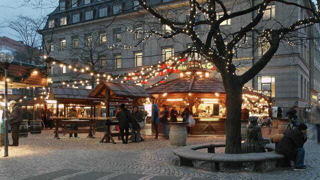 Am Asmus-Bremer-Platz reihen sich die geschmückten Stände mit ihren diversen Angeboten dicht an dicht.