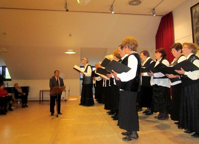 Jüdische Lieder in verschiedenen Sprachen sang der Frauenchor „Bereschit“ unter dem Chorleiter Viktor Gabedov. Vielmehr über dem Chorleiter, da Viktor Gabedov unterhalb der Bühne dirigierte.