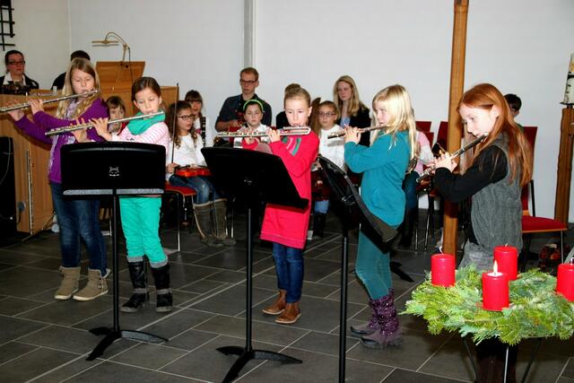 Die Querflöten v. l. Lenja Widmann, Lena Miller, Valentina Figallo, Celia Hartl und Nina Bacher spielten für die zahlreichen Zuhörer Weihnachtslieder.