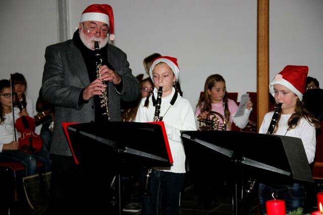 Auf ihren Klarinetten spielten v. r. Anna Gaugler, Anna Pfeifelmann und Manfred-Andreas Lipp traditionelle Weihnachtslieder.