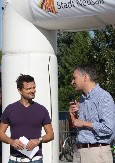 Vor dem Startschuss zum Citylauf 2013: Hansjörg Durz (rechts) im Interview mit Moderator Alexander Woldrich (Foto: Stadt Neusäß)