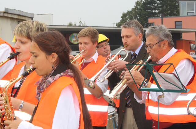 Beim Spatenstich zum neuen Haus der Musik und Jugendkultur griff Hansjörg Durz zur Feier des Tages gerne selbst zur Trompete (Foto: Stadt Neusäß)