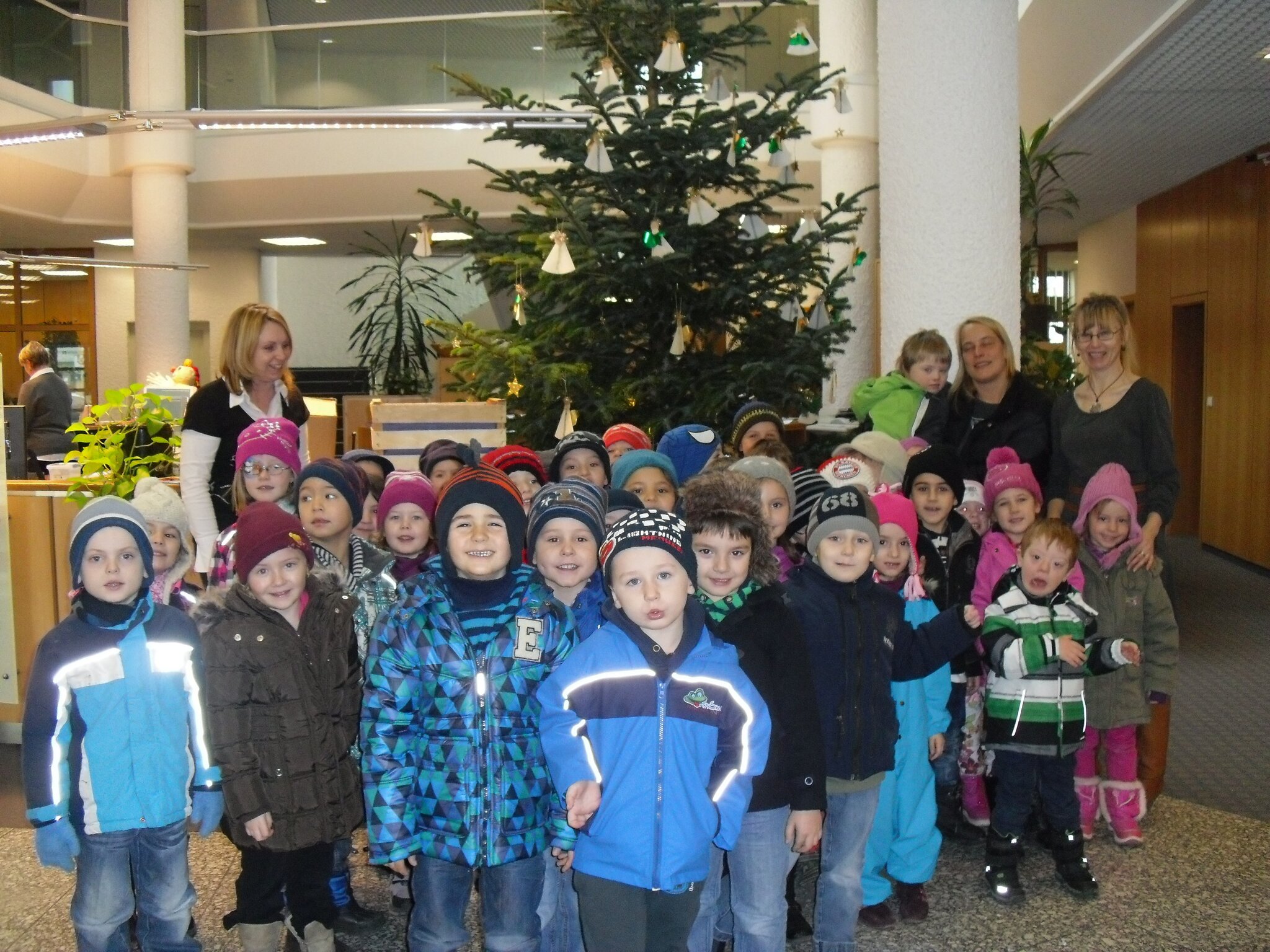Kindergarten Meitingen beim Christbaumschmücken - Meitingen