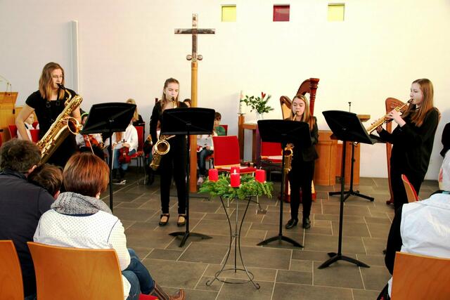 Das Saxofonquartett "Ladies fo(u)r Sax" mit v. l. Annika Wild, Franziska Moosmüller, Nicole Weldishofer und Marina Riemer eröffnete das Adventskonzert der Musikschule Wertingen.