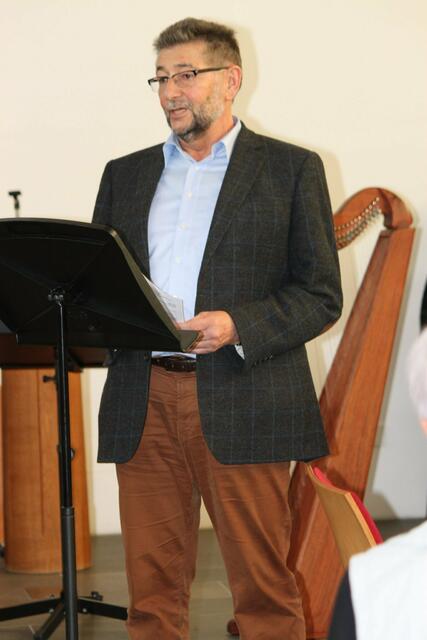 Der 1. Vorsitzende der Musikschule Wertingen, Karl Burkart, freute sich über das zahlreiche Publikum und wünschte den Anwesenden eine besinnliche Stunde im Kreise der Musikschulfamilie.