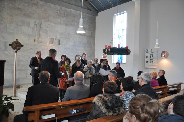 Der gemischte Chor, bestehend aus Mitgliedern des Johannes-Chores und des Kirchenvorstandes, unter der Leitung von Herr Udo Scheuerpflug unter der Begleitung von Pfarrer Markus Maiwald an der Gitarre