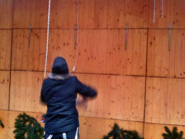 Die Marktstände werden gesichert