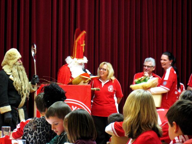 Blumenstrauß und lobende Worte für die tolle Unterstützung von Anneliese Tausend für Ihren Mann und den Verein
