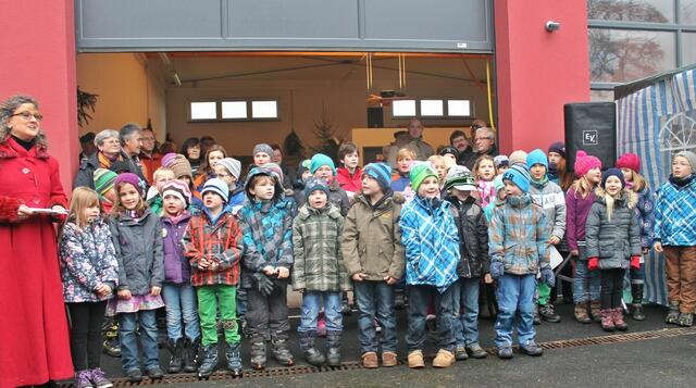 Die Kinder der Grundschule Anzefahr/Niederwald singen das Lied "Bis Weihnachten, bis Weihnachten ist`s nicht mehr weit".