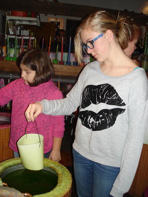 Von links, Antonia und Ida beim Windlicht tunken