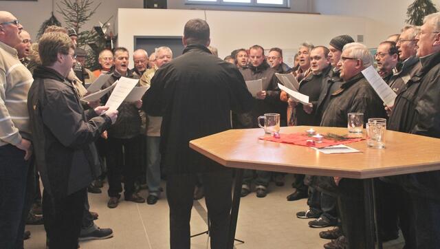 Unter der Leitung ihres Dirigenten Peter Dippel stimmen die Sänger des MGV 1903 Cäcilia Anzefahr die Besucher mit weihnachtlichen Liedvorträgen auf die Weihnachtszeit ein.