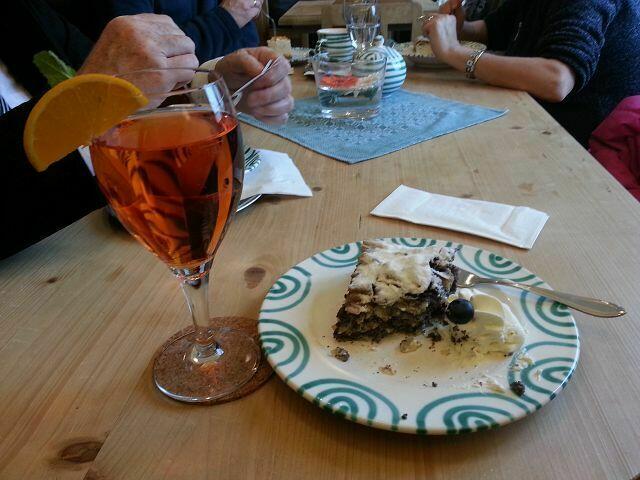 zum Apfel-Mohnstrudel passt auch Aperol!