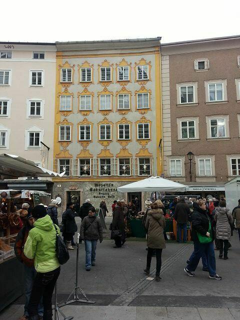 das Geburtshaus von Mozart von der Rückseite (gelb)