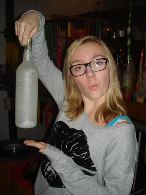 Ida mit ihrer fertigen Flasche