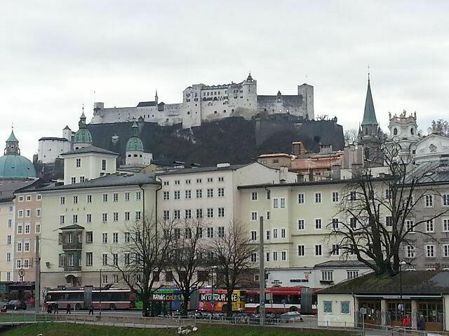 Blick zur Altstadt - hoch oben die Festung