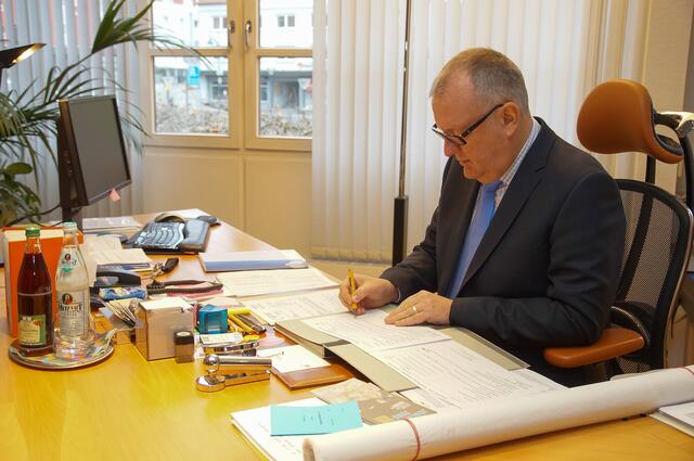 Als Bürgermeister hat man nicht nur viele Auswärtstermine und Besprechungen, auch die Schreibtischarbeit will gemacht werden (Foto: Stadt Gersthofen)