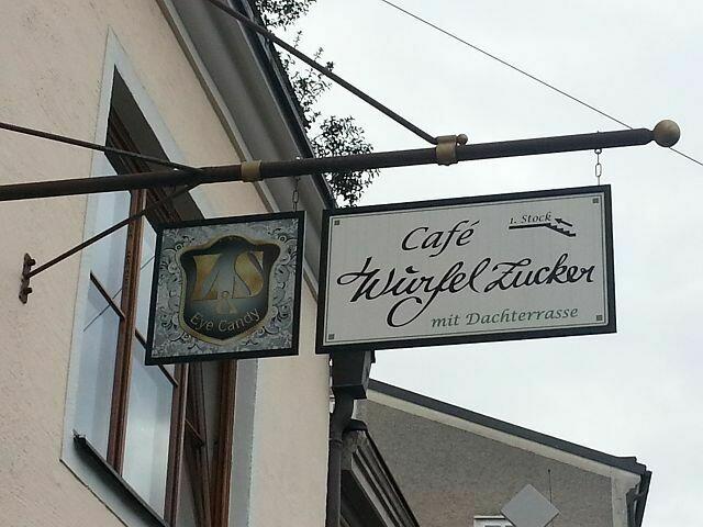 das kleine nette Cafe gleich unten an der Salzach .....