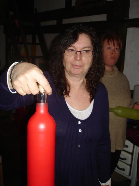 Birgit präsentiert ihre fertige Flasche !!!  Nun fehlt nur die Lichterkette
