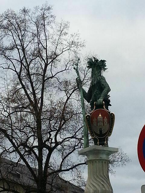 Säule vor der Universität