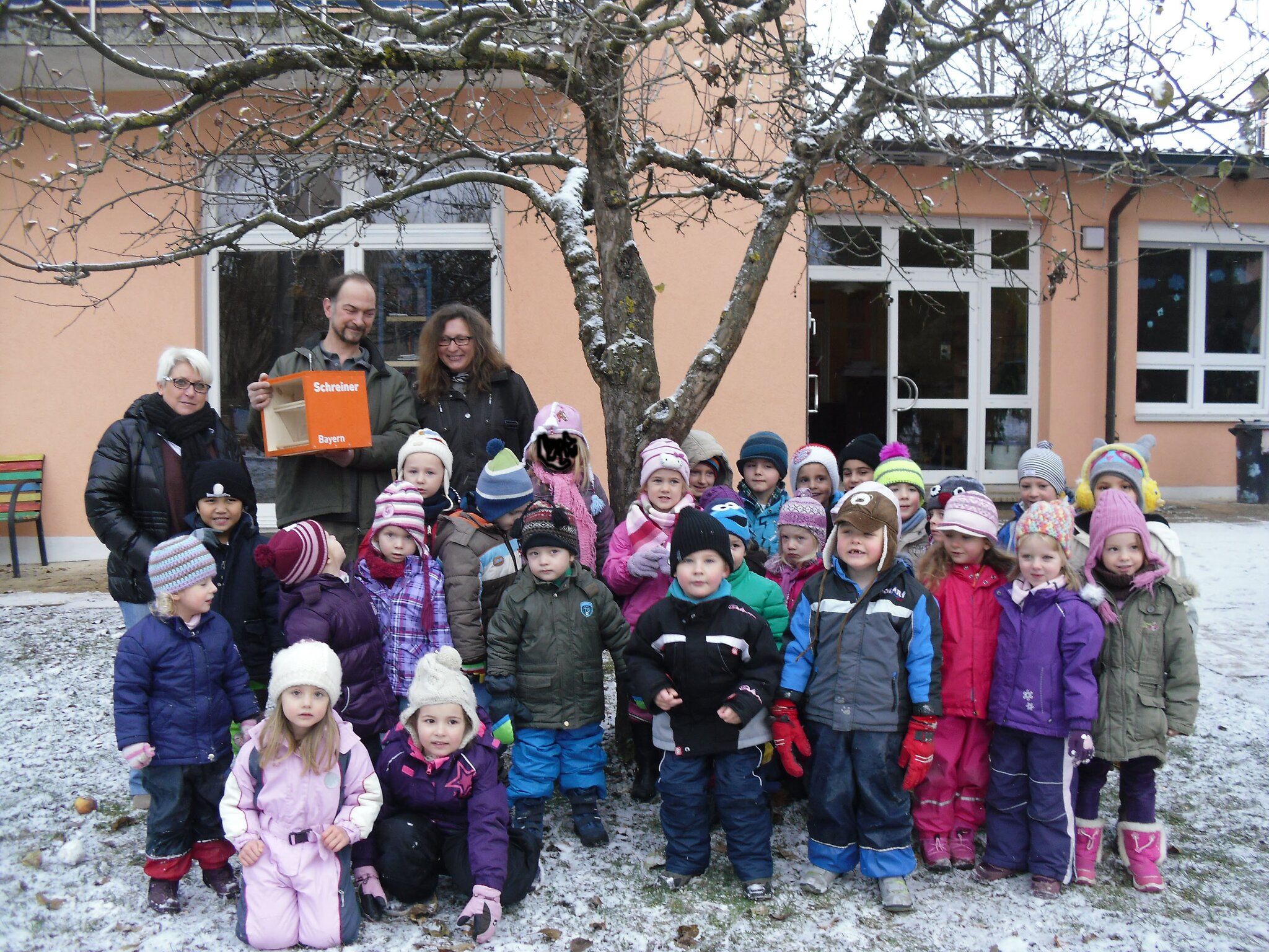 Vogelhäuschen vom Innungsschreiner für den Kindergarten Meitingen