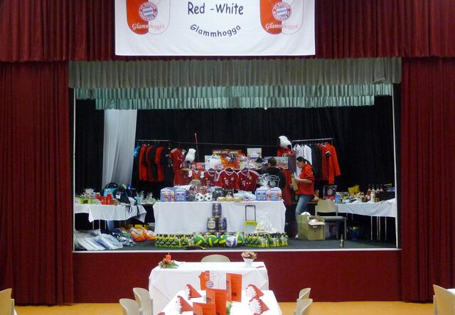 Die Bühne im Theaterheim zu Lützelburg                  mit Präsenten für die Tombola | Foto: Manfred Brugger, Langweid