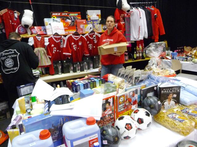 Tombola-Präsente, von Firmen  Vereinen und Gönnern zugunsten der krebskranken Kinder, wurden von fleißigen Helfern eingesammelt | Foto: Manfred Brugger, Langweid