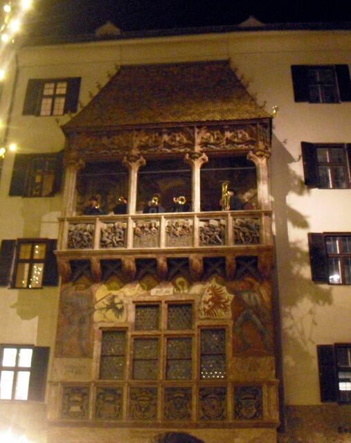Die Turmbläser spielten nun schöne Weihnachtsmelodien vom Goldenen Dachl herrunter