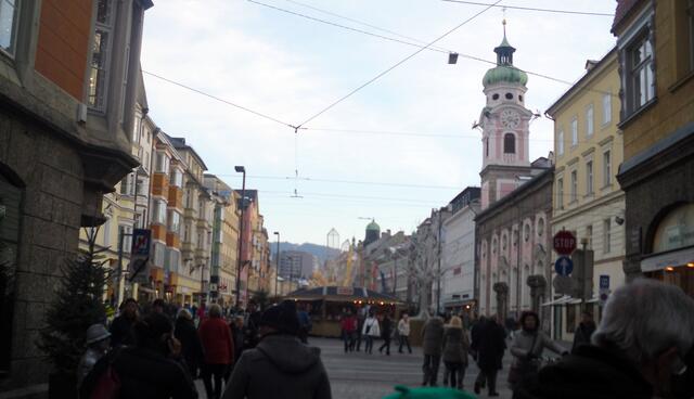 Im Jahr 1363 fällt Innsbruck samt den Tiroler Grafschaften an die Habsburger und Österreich, unter Herzog Friedrich IV. (Friedrich mit der leeren Tasche) unter Kaiser Maximilian I erlebte die Stadt ihre absolute Blütezeit