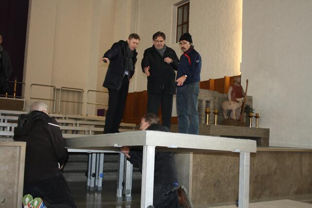 Bürgermeister Richard Greiner, Reinhard Kammler, Leiter Domsingknaben, und Peter Igelspacher, technischer Leiter Stadthalle (v.l.) besprechen den Aufbau in der St.-Ägidius-Kirche, wo die Domsingknaben auftraten