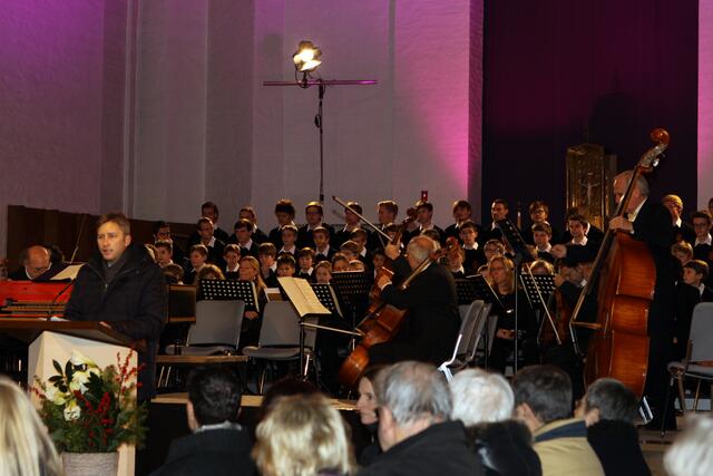 Bürgermeister Richard Greiner (links) begrüßt die Gäste beim Konzert der Augsburger Domsingknaben zum Abschluss des 25-jährigen Stadtjubiläums