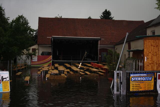Das heftige Unwetter in Neusäß fand während des Stadtfestes statt - Das Wasser stand 80 cm hoch bis zu den Biertischen