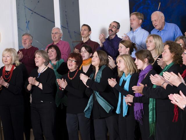 Der Gospelchor Colours sorgt für gute Stimmung und unterstützt wohltätige Projekte