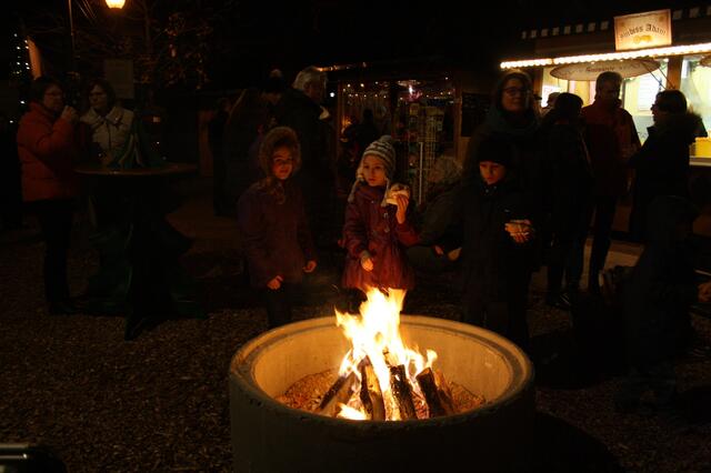 Weihnachtsfeuer auf dem Weihnachtsmarkt